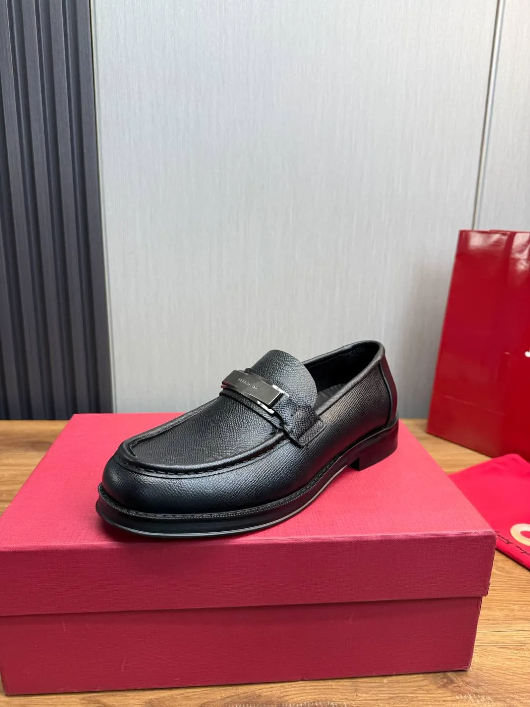 Men's shoes 💰880💰 Ferragamo. [Ferragamo] men's thick-soled loafers, the latest hot style, 1:1 original purchase quality, top quality, imported open-edge beaded cowhide leather on the upper, hand-made three-dimensional stitching highlights the round toe design, the inner foot pads are all imported cowhide, with original lightweight foam outsole, matching code 39-44, (38, 45 custom-made, non-refundable)